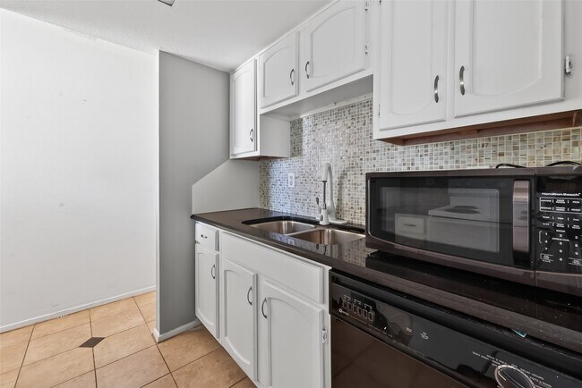 Building Photo - 14555 Wunderlich Dr