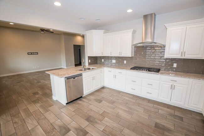 Building Photo - Executive home in The Estates at Holiday! ...