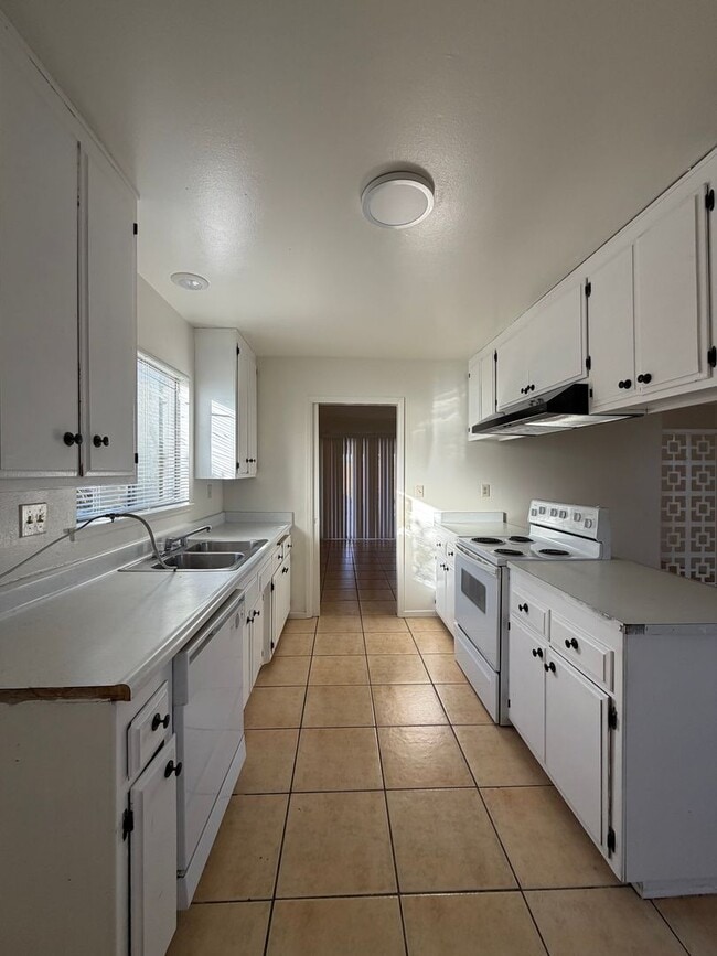 Building Photo - Spacious 3 Bedroom 2 Bathroom House For Rent