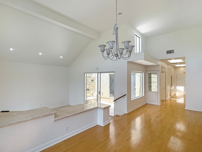 Building Photo - Gorgeous 2B+Office/2BA Townhouse w/ Golf C...