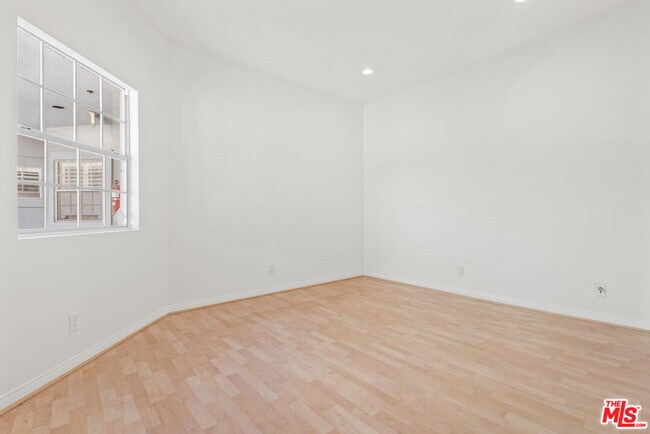 Building Photo - 2025 S Beverly Glen Blvd