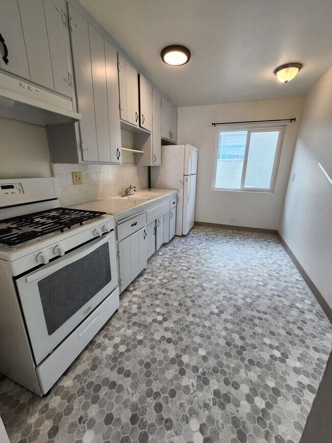 Building Photo - $1000 REBATE!! Delightful La Mesa 2BR/1BA in Small Complex