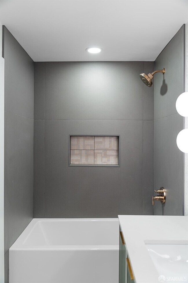 Building Photo - 628 Los Palmos Dr