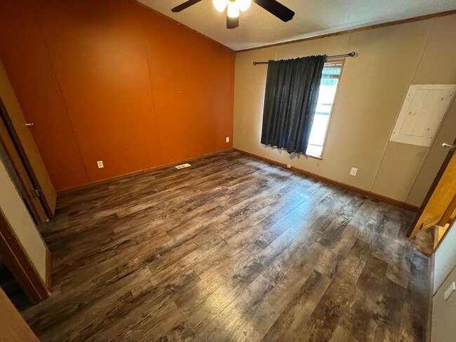 Building Photo - 3 Bedroom 2 Bath Updated Mobile Home with ...