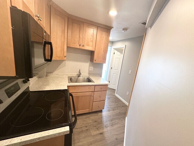 Building Photo - 4 Bedroom/3.5 Bathroom Lehi