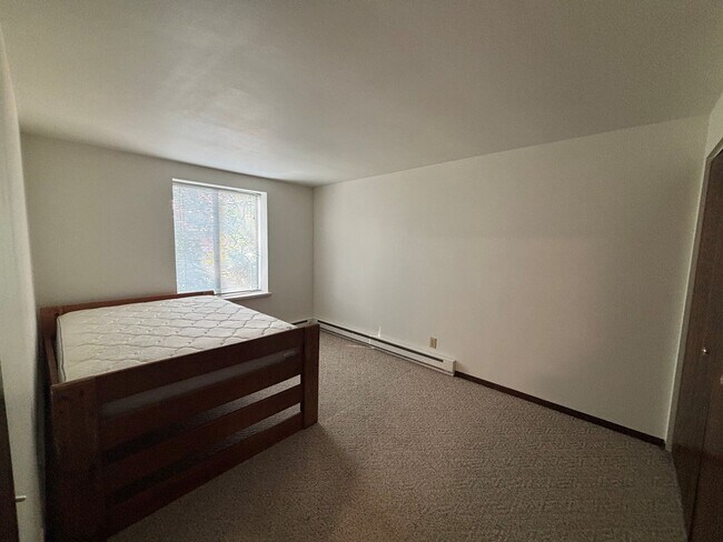 Building Photo - Studio Apartment on Main Street Downtown Madison