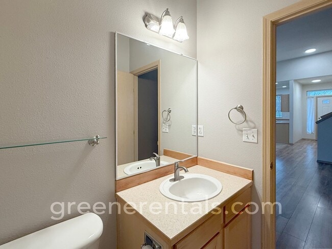 Building Photo - 3BR/2.5BA Townhome in Established Olympia Neighborhood