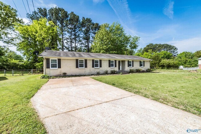 Building Photo - 2107 Edinburgh Dr SW