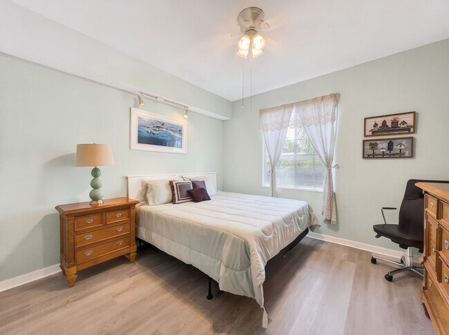 Building Photo - Beautifully furnished 2BR/2BA first-floor condo