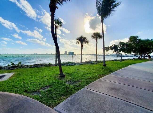 Building Photo - 1750 N Bayshore Dr