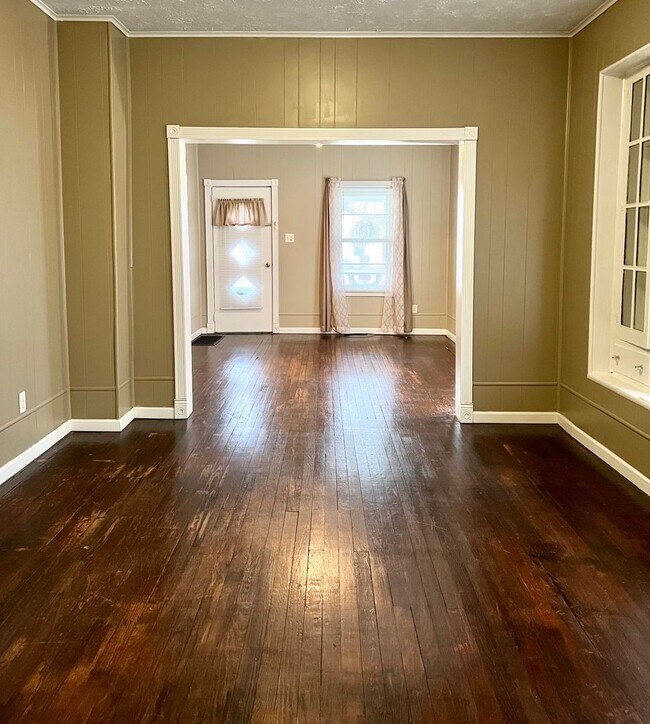 Building Photo - Charming 3-Bedroom Home with Garage & Fenced Yard!