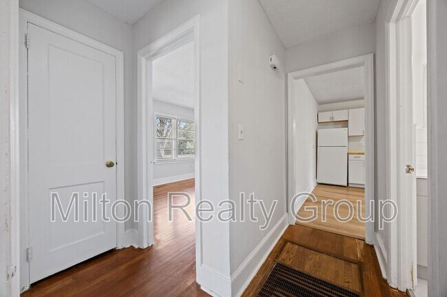 Building Photo - 1206 S 9th St