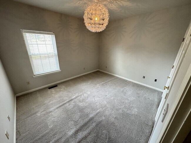 Building Photo - 307 Oak Meadow Ln