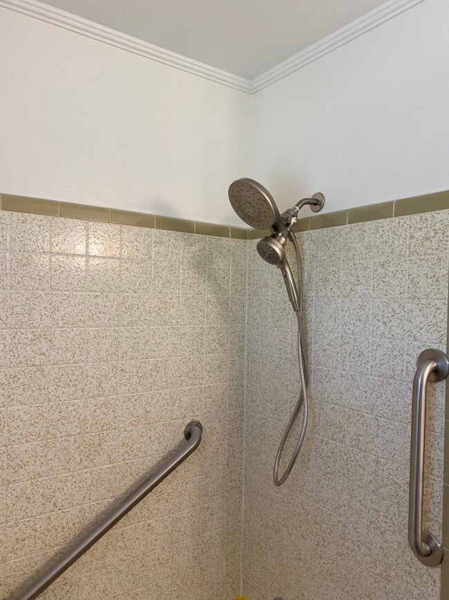 Shower and bath - 504 Luther Rd