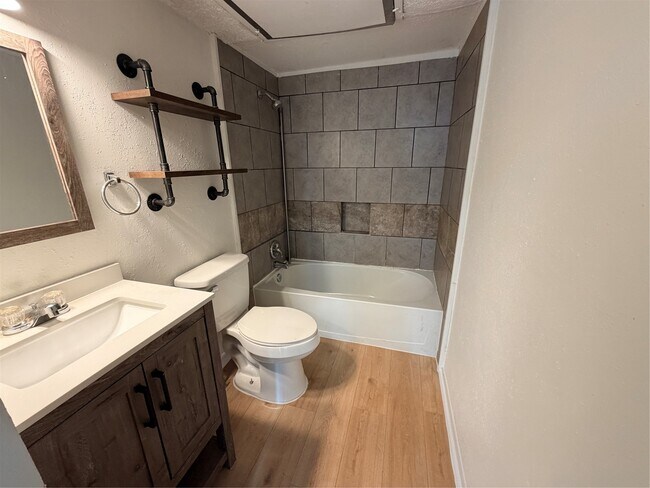 Building Photo - 10855 Meadowglen Ln