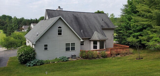 Building Photo - Spacious 5 Bedroom Executive Level Home