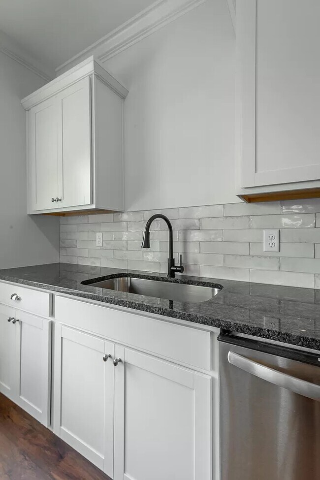 Building Photo - 5562 Stream Ln