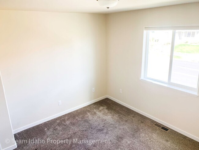 Building Photo - Single Family Home with Attached Garage