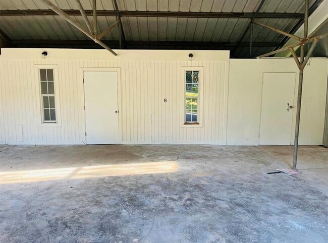 Building Photo - 142 County Rd 322