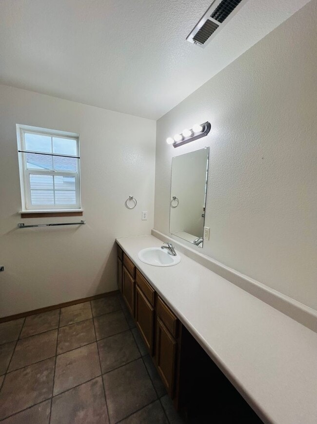 Building Photo - Amazing 3 Bed 2.5 Bath - Townhouse