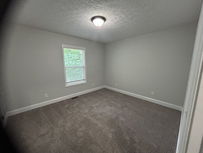 Building Photo - 3-Bedroom Ranch Style Home with 2 Full Bat...