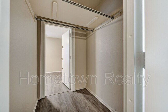 Building Photo - 1704 Tudor Dr