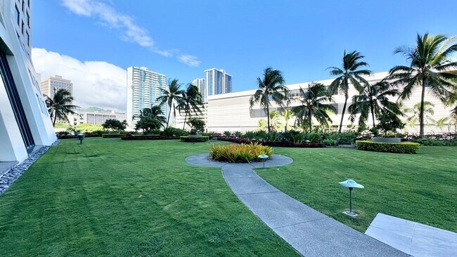 Building Photo - 2 BED/2 BATH FURNISHED UNIT AT HIGHLY DESI...