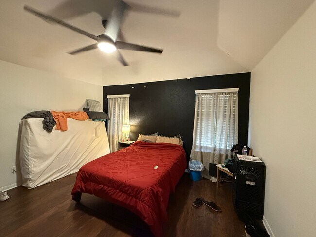 Building Photo - Unique single-story home for lease in the ...
