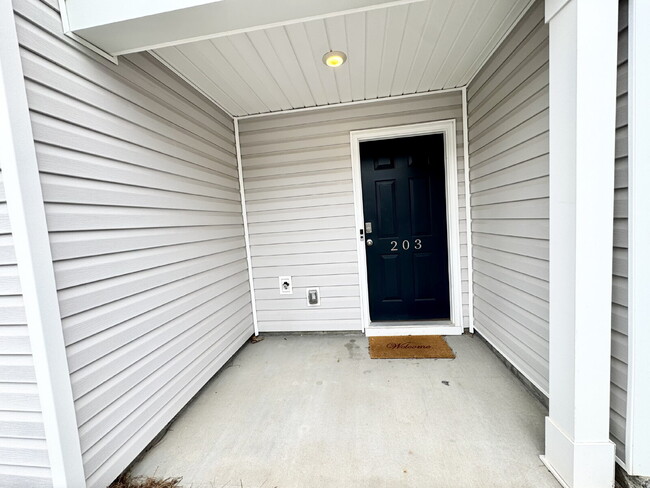 Building Photo - Seneca townhome - Price Just Reduced!