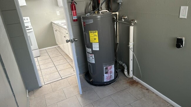 Building Photo - Beautiful & Cozy 4 bedrooms 2 bathrooms property in Sarasota!