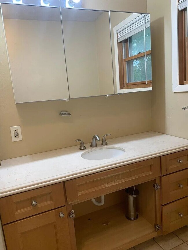 Building Photo - SHORT TERM RENTAL: Spacious 5+ Bedroom Home on the Hill! Available Now-July 24th 2026.