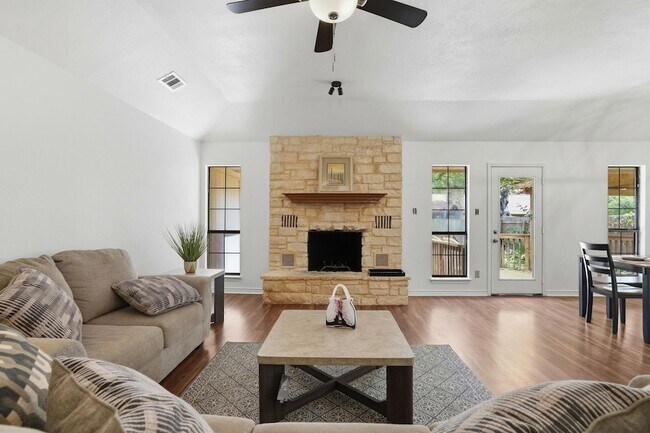Building Photo - 306 Woodstone Dr