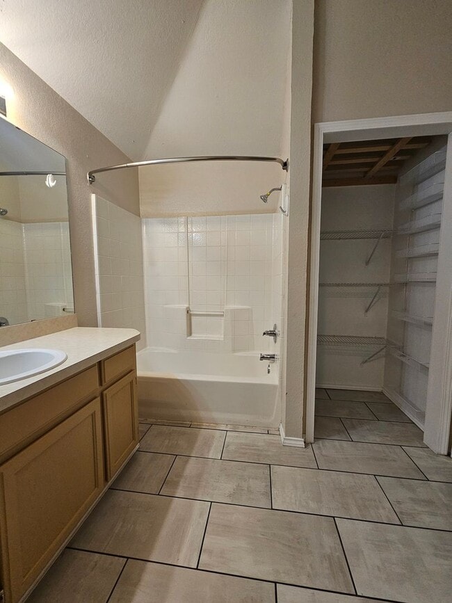 Building Photo - (3) Bed/(2) Bath in SE Norman! Pets Negotiable!