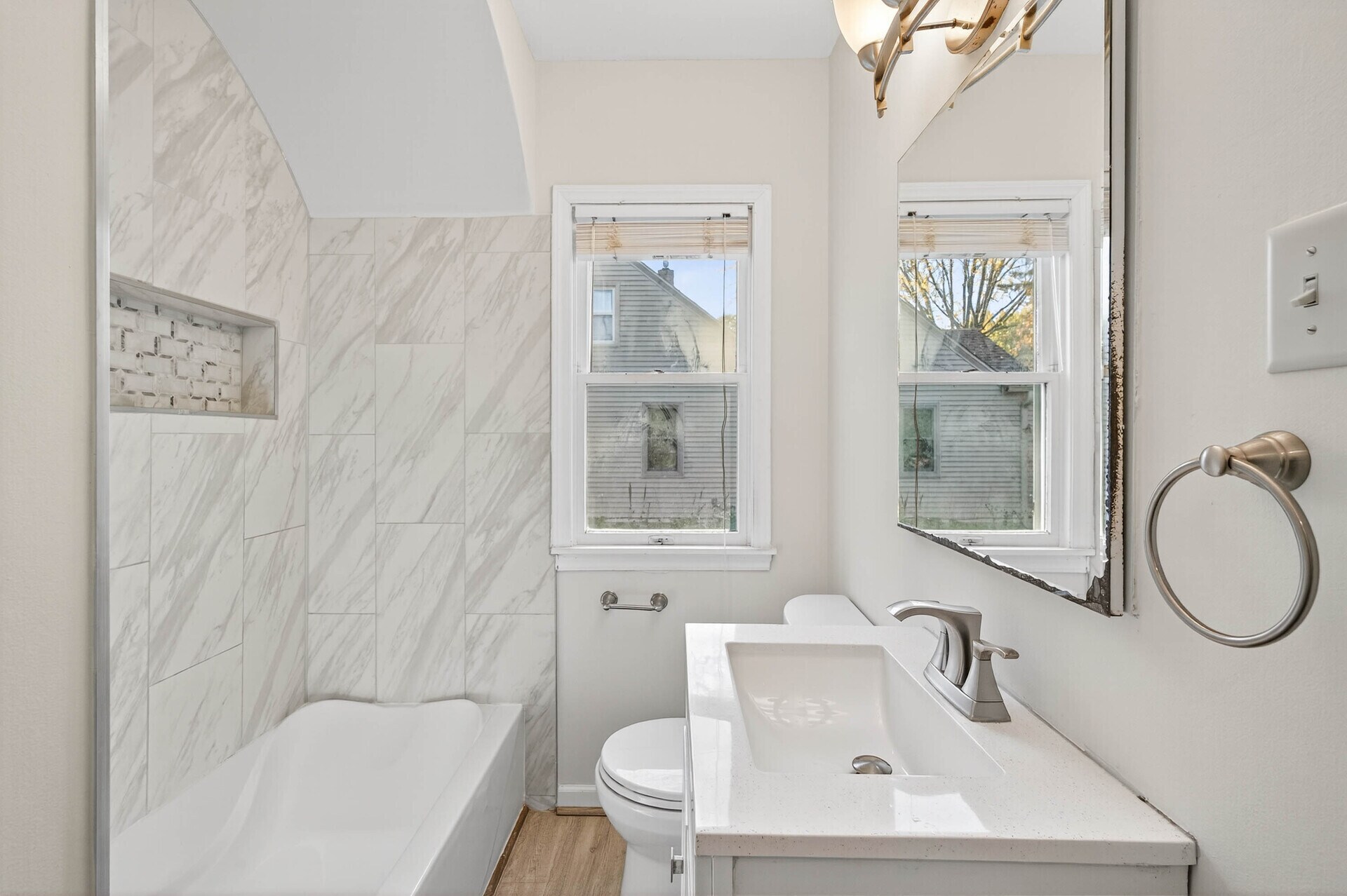 Building Photo - 1049 Sterling St N