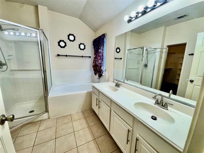 Building Photo - 20303 Misty Cove Dr