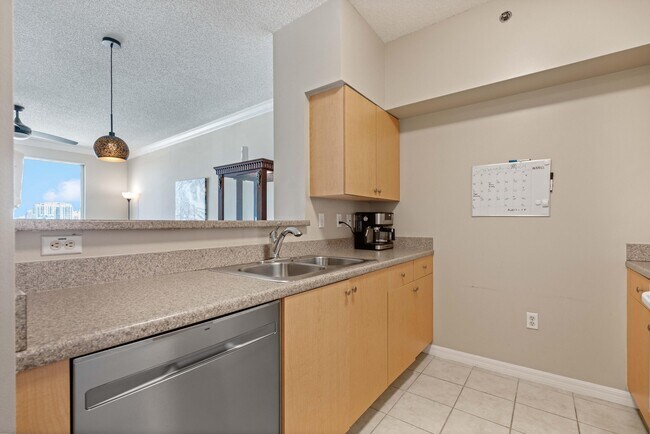 Building Photo - 616 Clearwater Park Rd