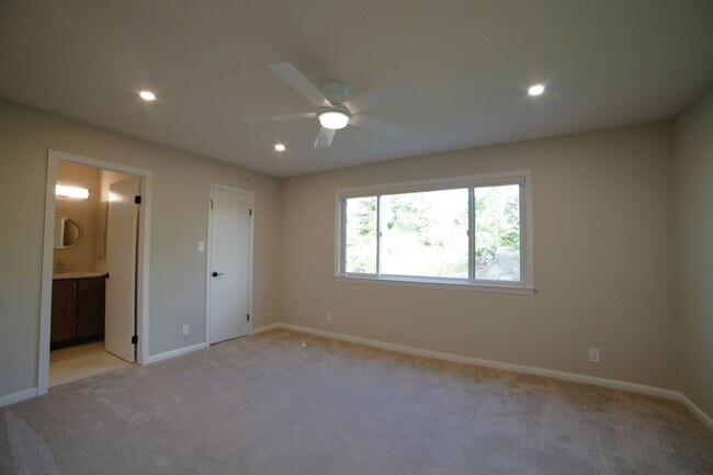 Building Photo - Newly Updated Two Story Home!