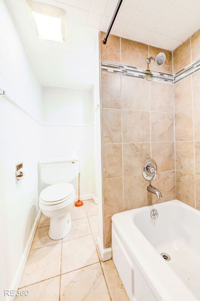 Building Photo - 4 br, 1 bath House - 1008 East Warrington ...