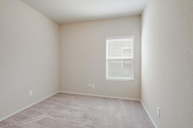 Building Photo - Well-Maintained Home with Modern Conveniences