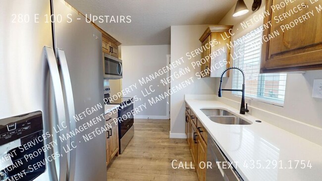 Building Photo - Newly Remodeled 3 Bedroom Apartment