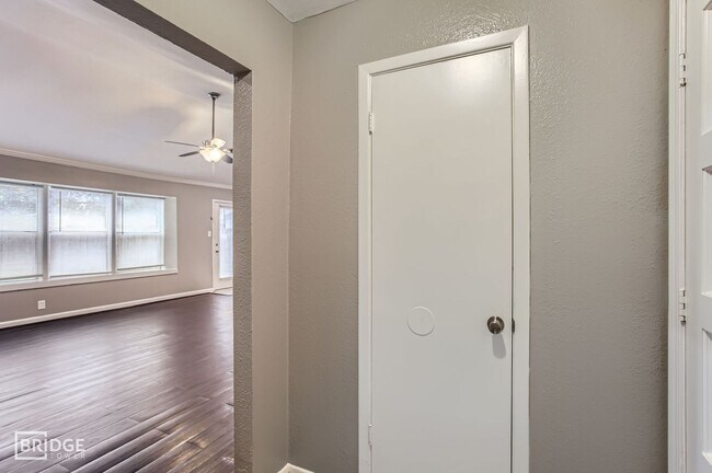 Building Photo - 5607 Circlegate Dr