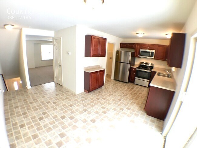 Building Photo - 705 Country Club Rd