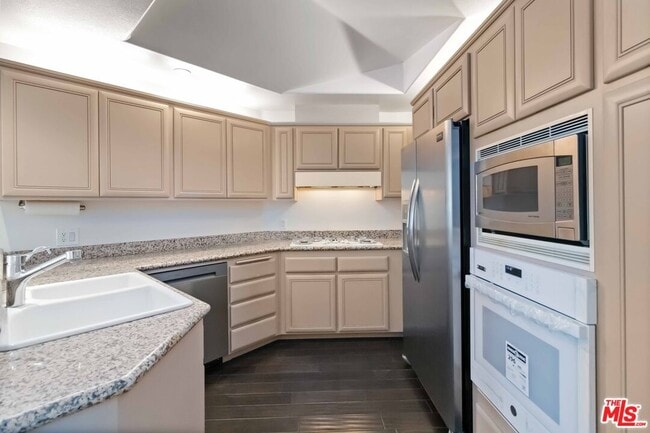 Building Photo - 1875 S Beverly Glen Blvd