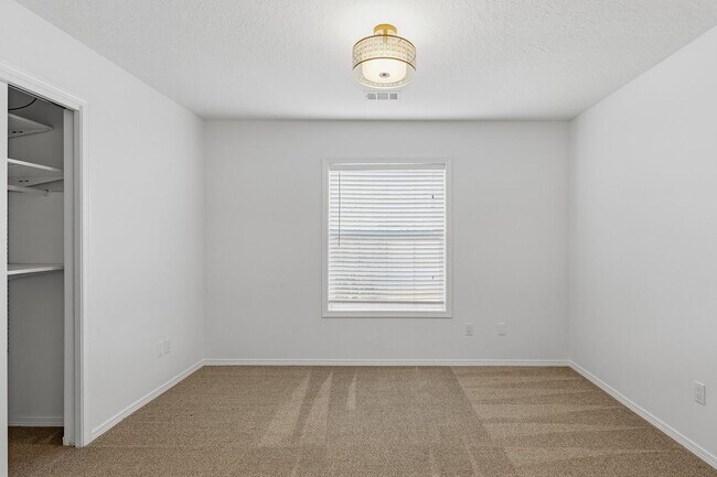 Building Photo - Bright & Modern Corner-Lot Living in Happy Valley