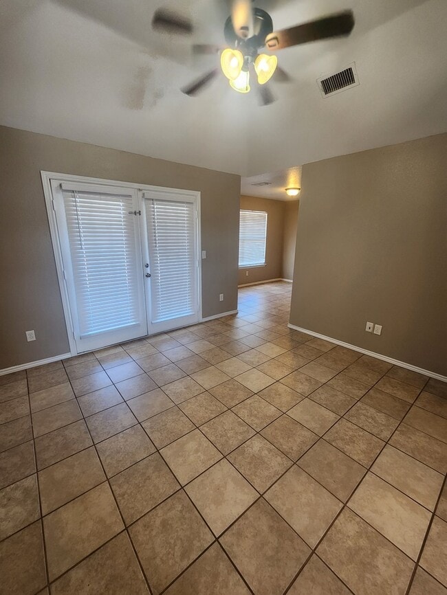 Building Photo - 3 bed 2 bath 1 car garage