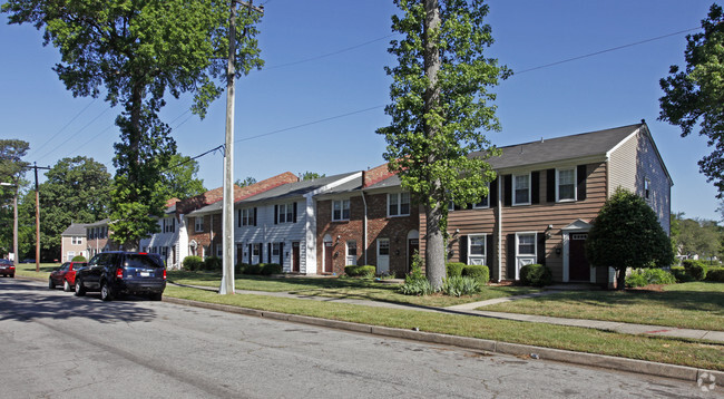 Primary Photo - Buckingham Place Apartments