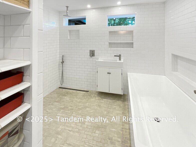 Building Photo - 633 Lane Dr