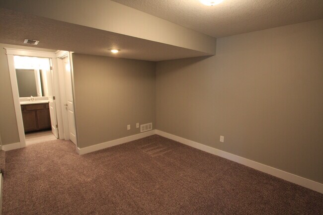 Building Photo - 426 Sunflower Dr