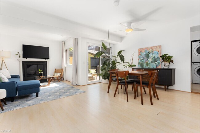 Building Photo - 3 br, 1.5 bath Townhome - 11247 Snowflake ...