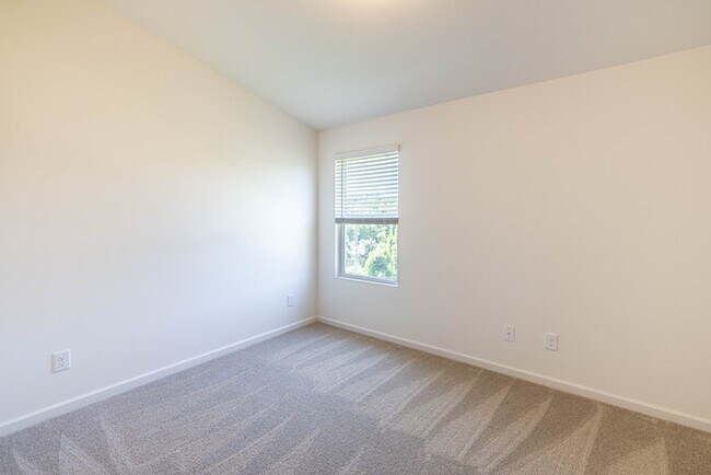 Building Photo - 2 Bedroom Townhome in Lowell